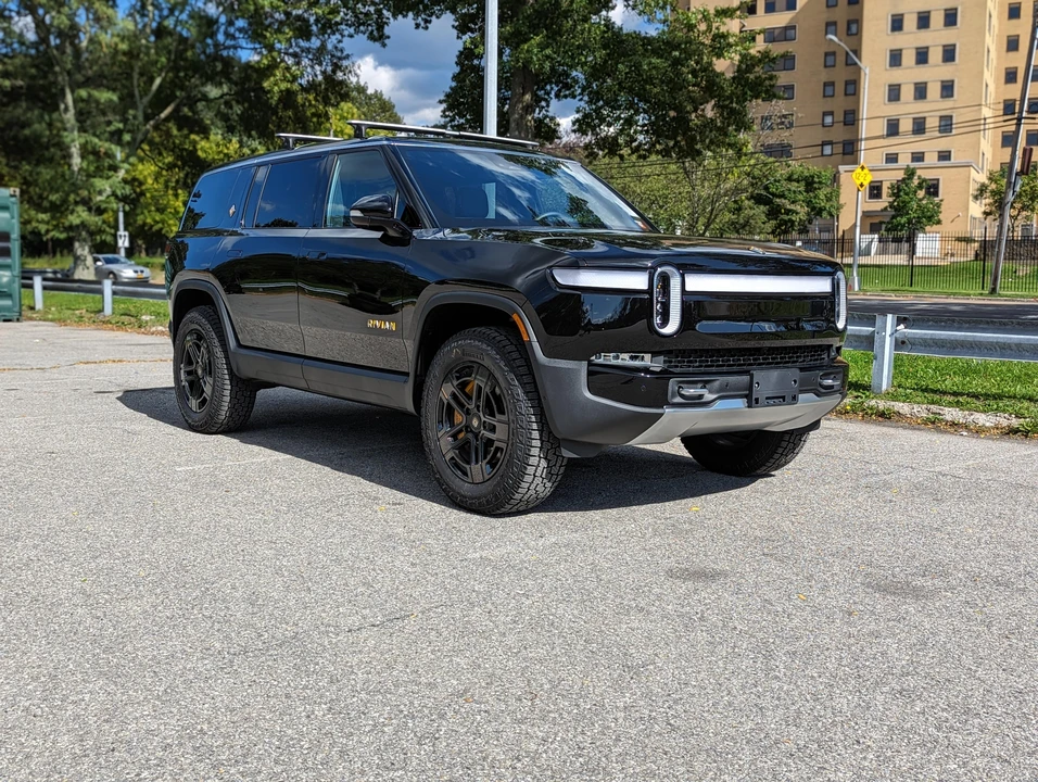 2023 Rivian R1S - Image 27 of 31