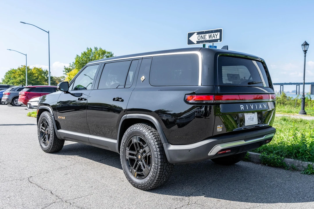 2023 Rivian R1S - Image 30 of 31