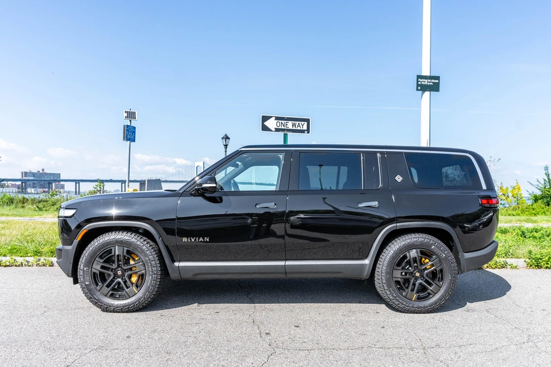 2023 Rivian R1S - Image 29 of 31