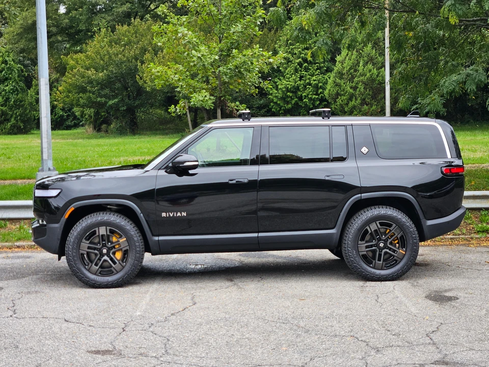 2023 Rivian R1S - Image 11 of 31
