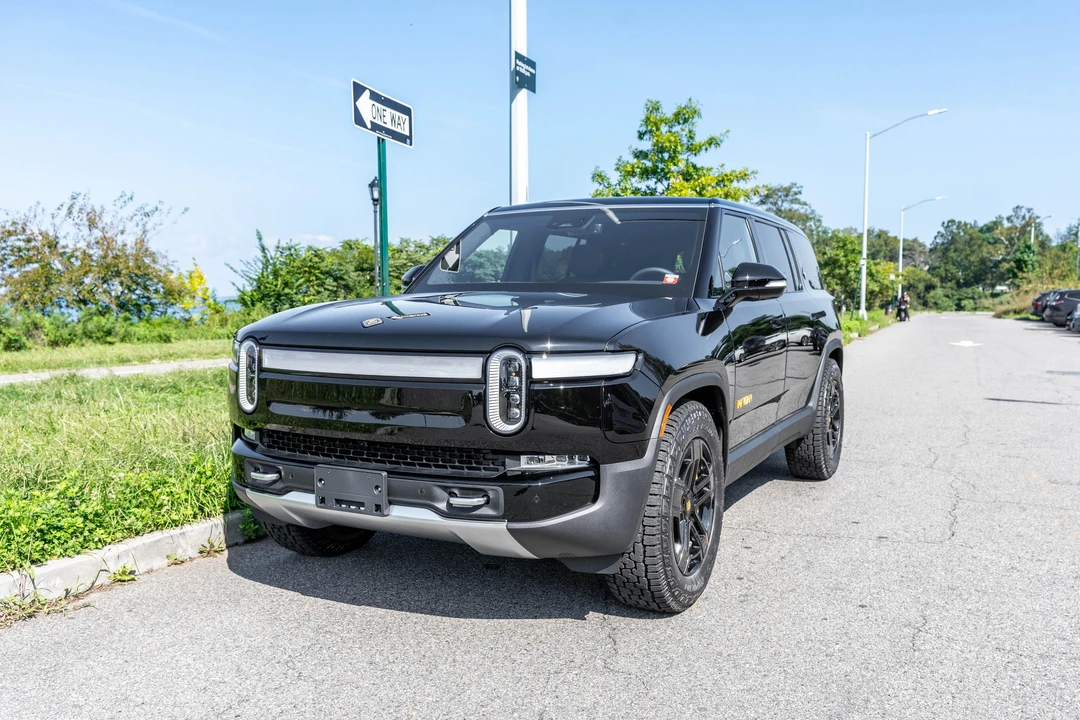 2023 Rivian R1S - Image 28 of 31