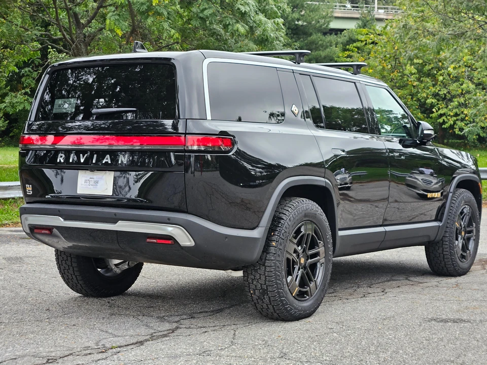 2023 Rivian R1S - Image 17 of 31