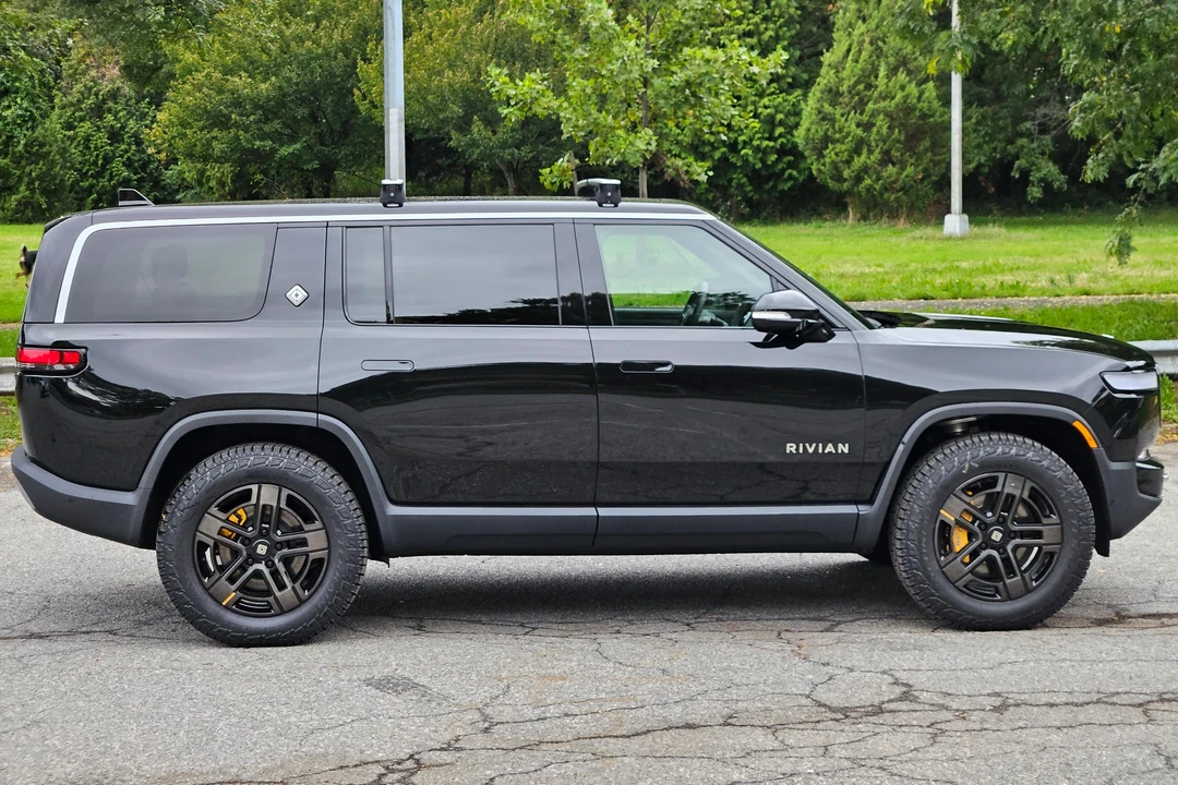 2023 Rivian R1S - Image 3 of 31
