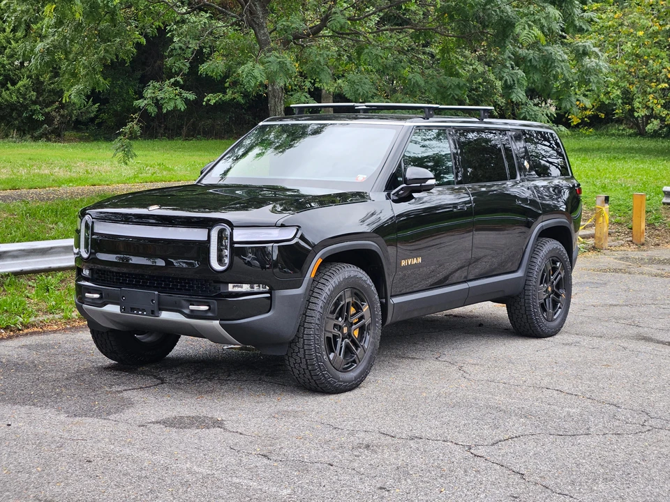 2023 Rivian R1S - Image 9 of 31