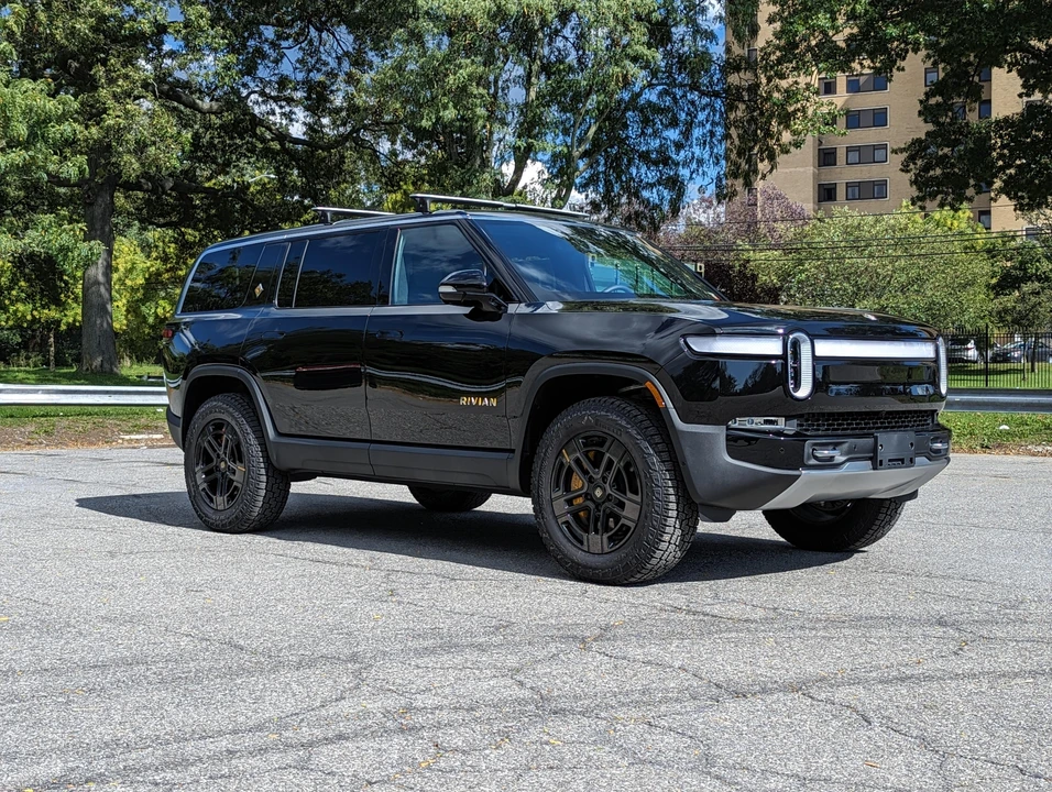 2023 Rivian R1S - Image 25 of 31