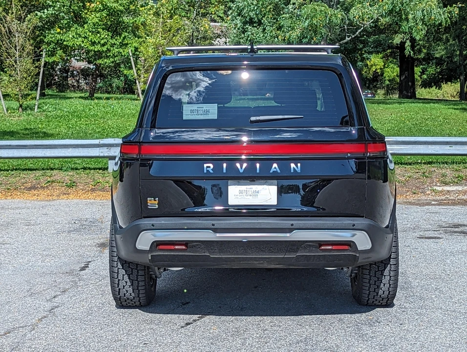 2023 Rivian R1S - Image 15 of 31