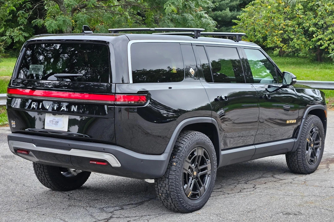 2023 Rivian R1S - Image 4 of 31
