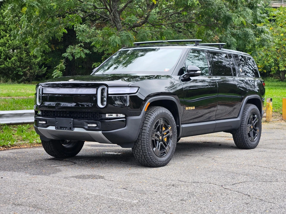 2023 Rivian R1S - Image 10 of 31