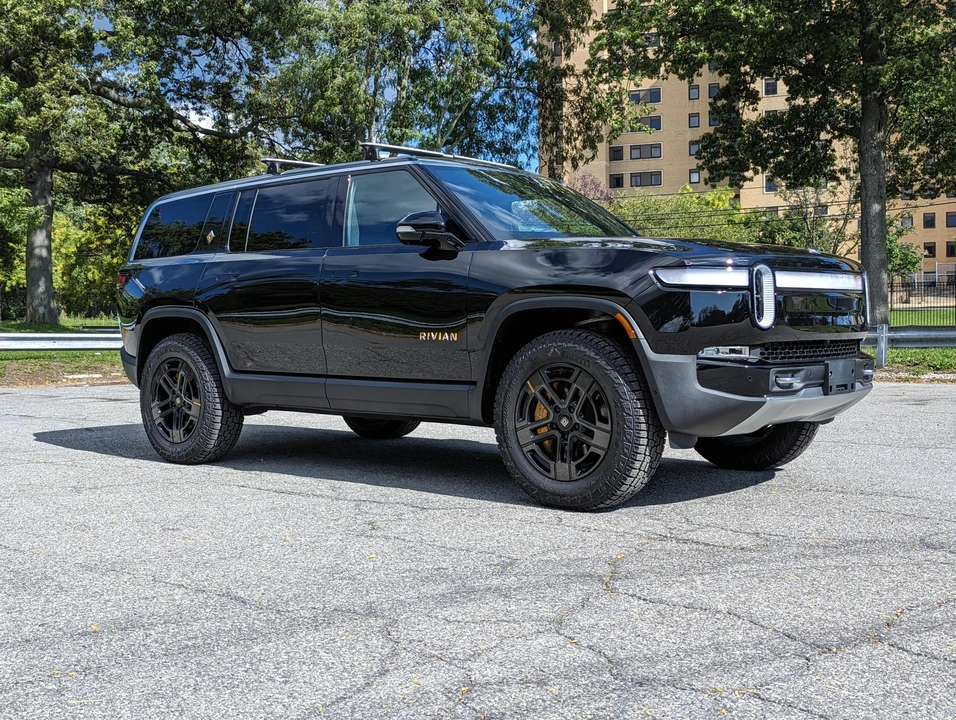 2023 Rivian R1S - Image 24 of 31