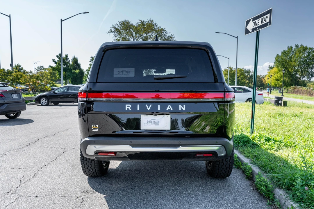 2023 Rivian R1S - Image 31 of 31