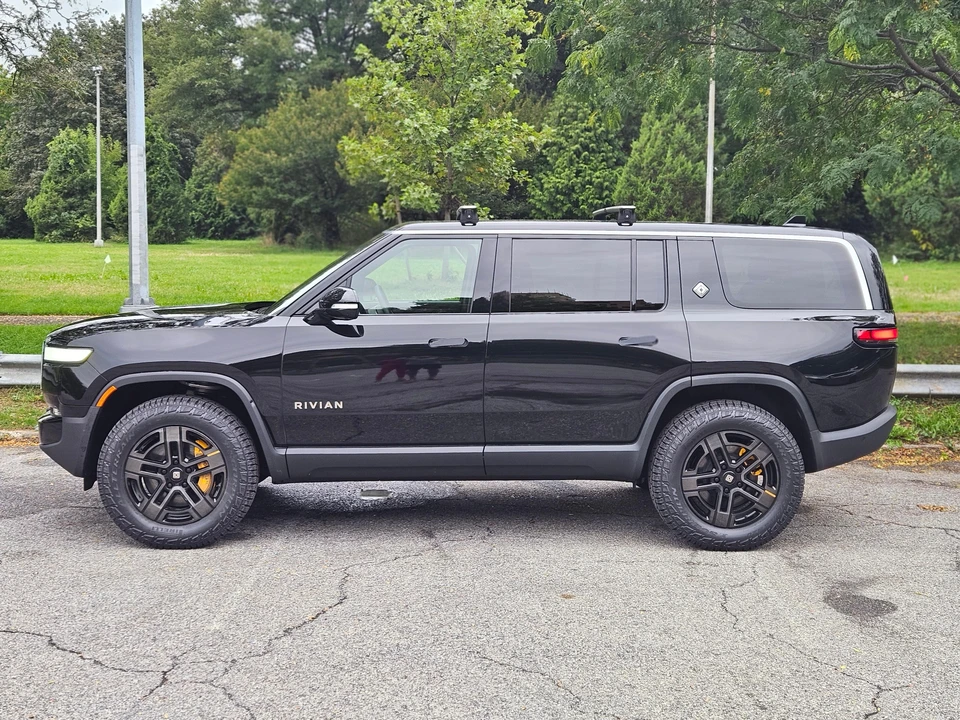 2023 Rivian R1S - Image 12 of 31