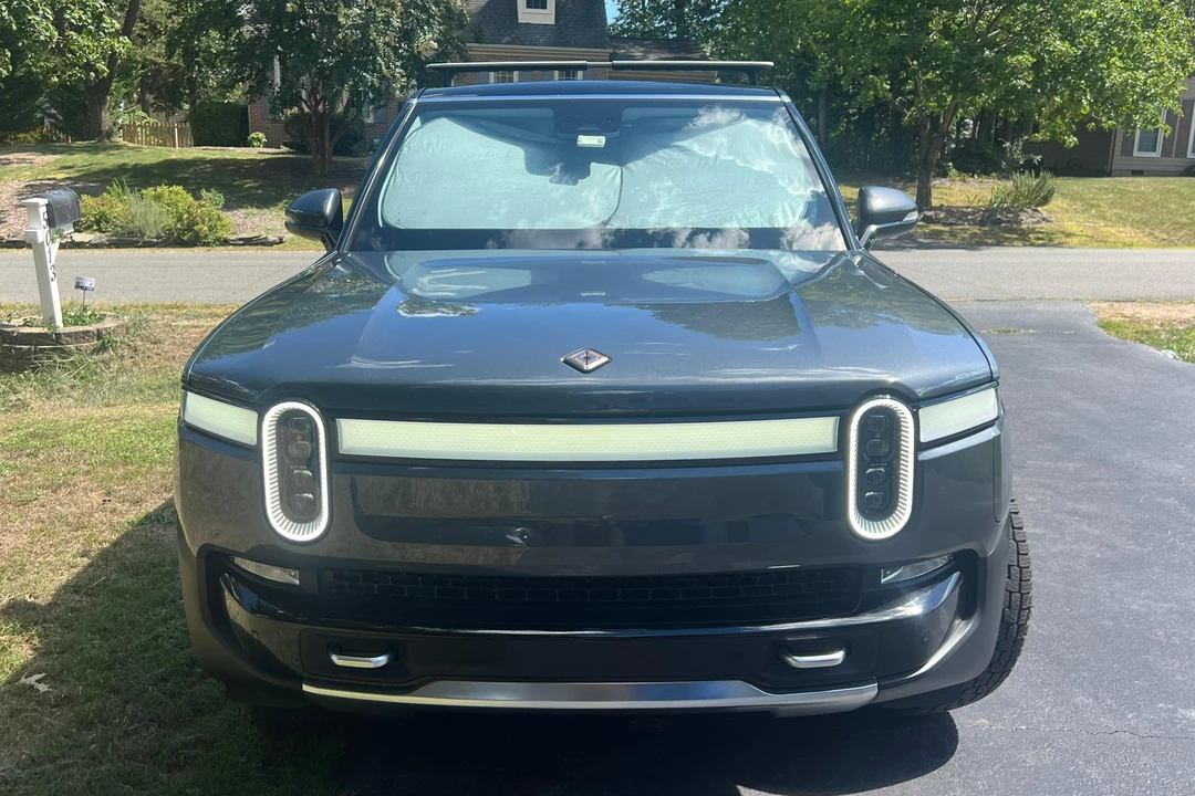 2023 Rivian R1S - Image 2 of 31