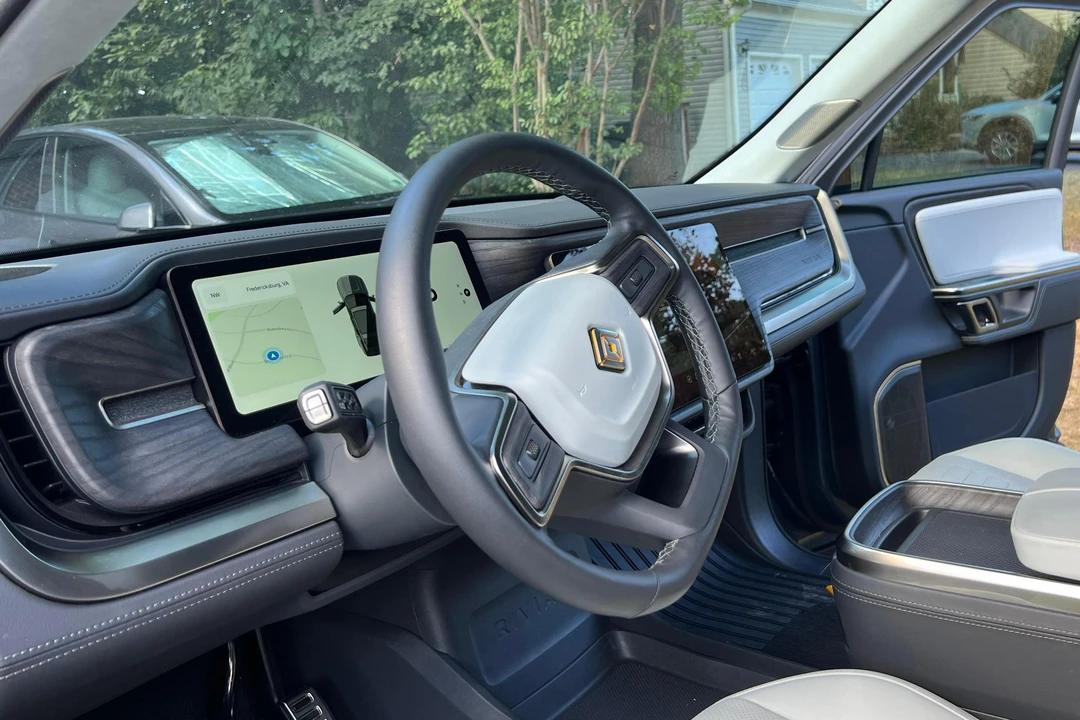 2023 Rivian R1S - Image 23 of 31