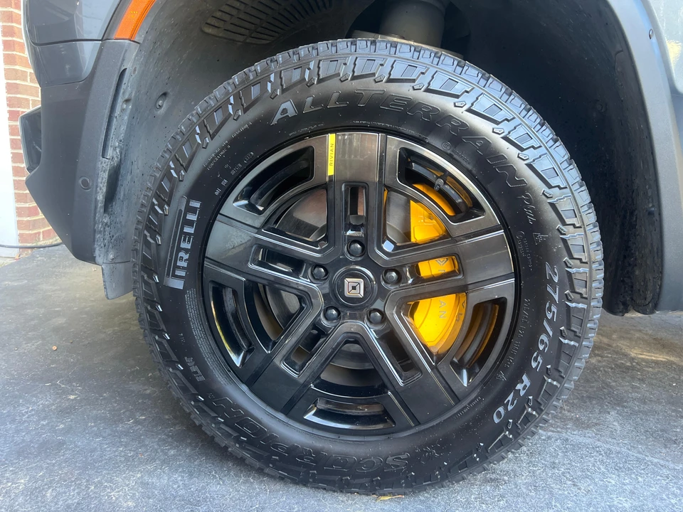 2023 Rivian R1S - Image 18 of 31