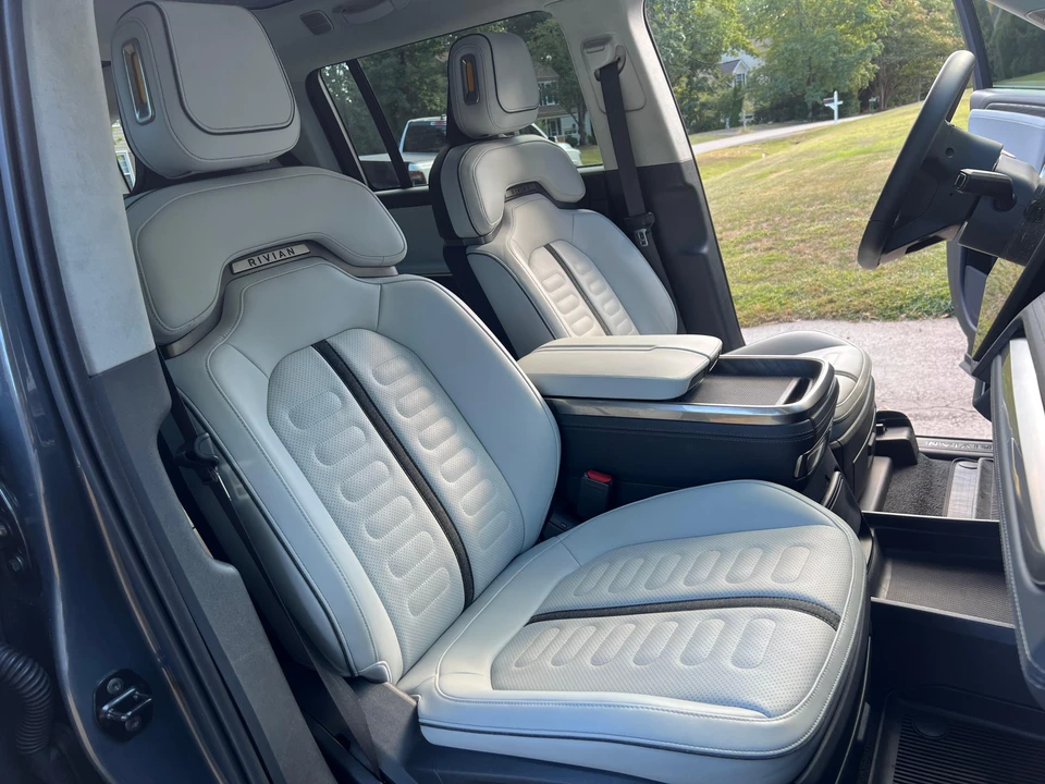 2023 Rivian R1S - Image 29 of 31