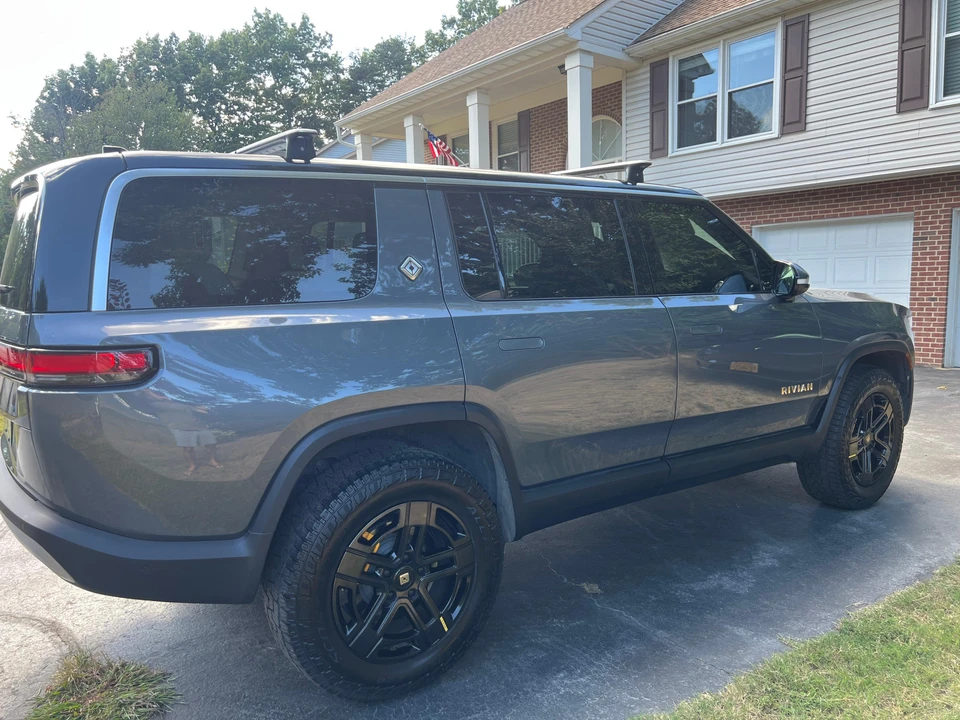2023 Rivian R1S - Image 15 of 31