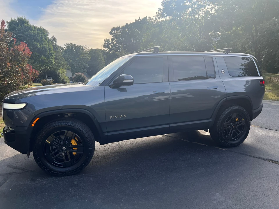2023 Rivian R1S - Image 7 of 31
