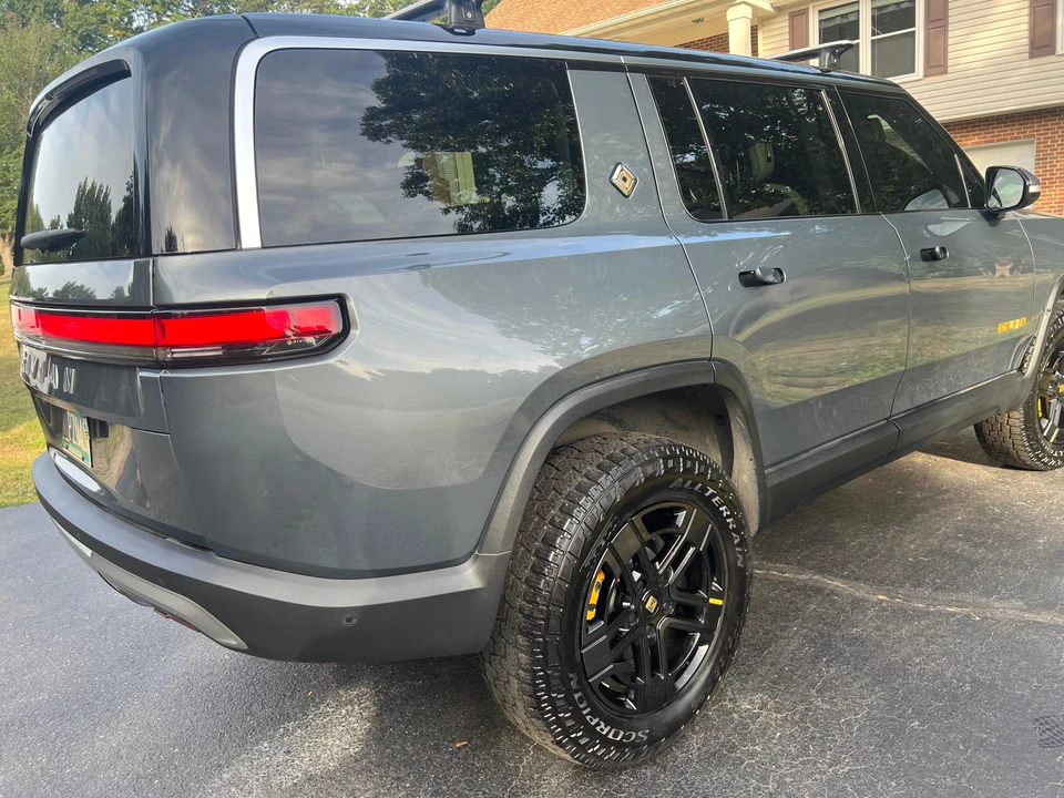 2023 Rivian R1S - Image 14 of 31