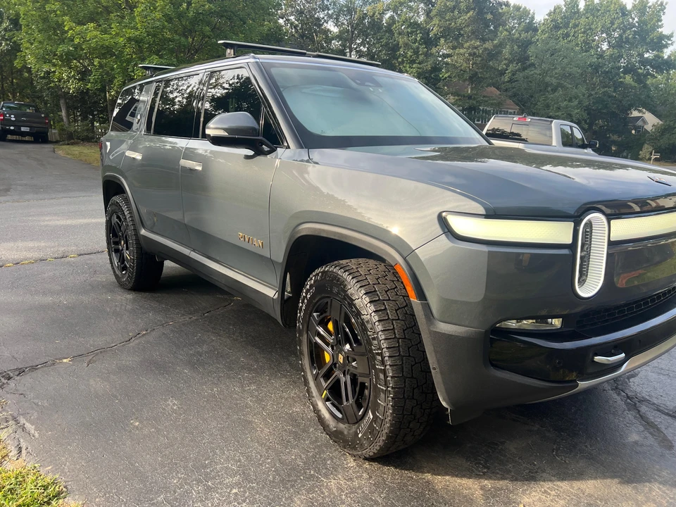 2023 Rivian R1S - Image 17 of 31