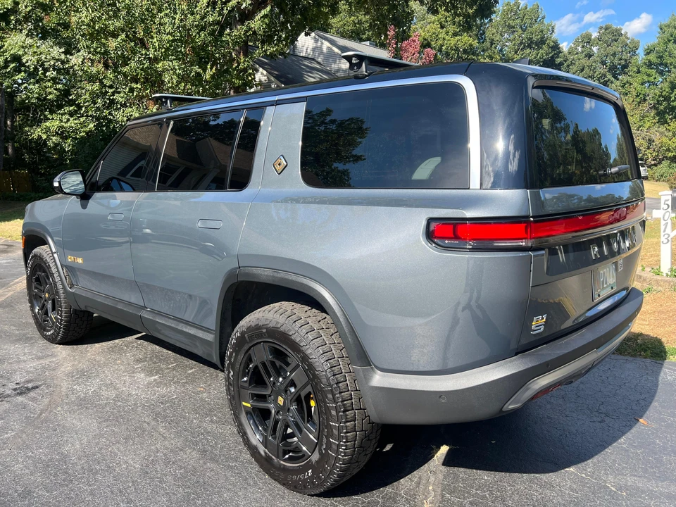 2023 Rivian R1S - Image 9 of 31