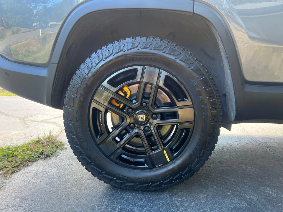 2023 Rivian R1S - Image 20 of 31