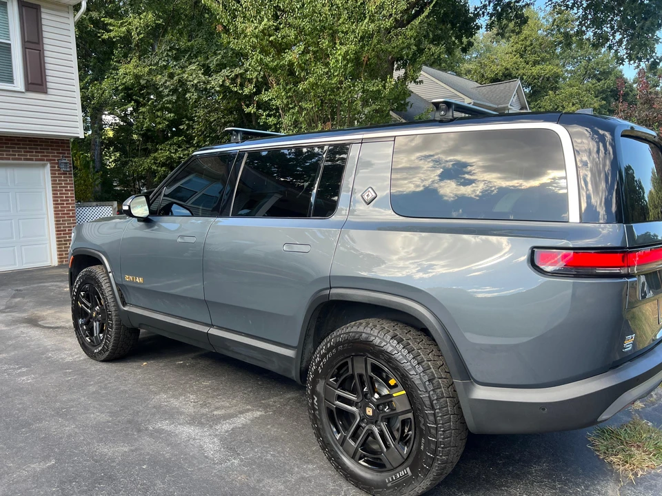 2023 Rivian R1S - Image 13 of 31