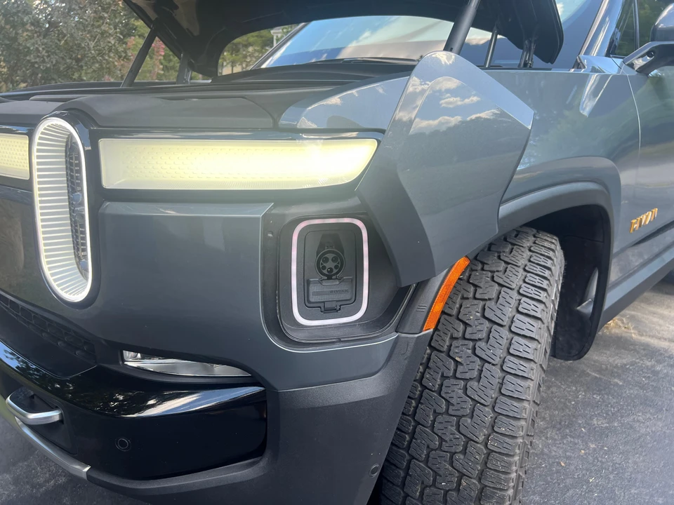 2023 Rivian R1S - Image 11 of 31