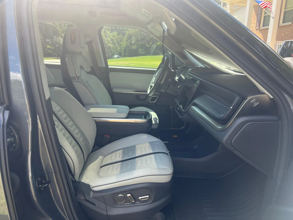 2023 Rivian R1S - Image 28 of 31