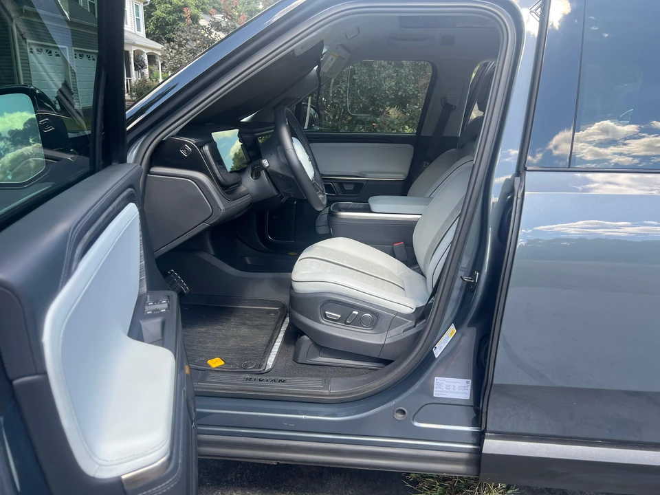 2023 Rivian R1S - Image 27 of 31