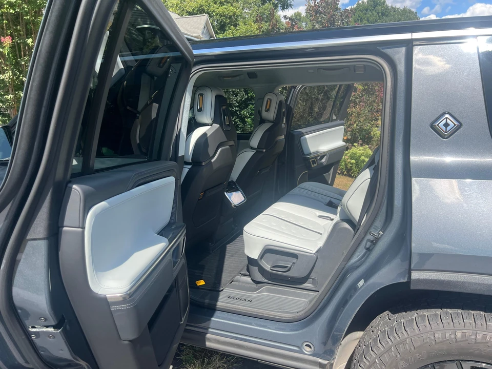 2023 Rivian R1S - Image 30 of 31