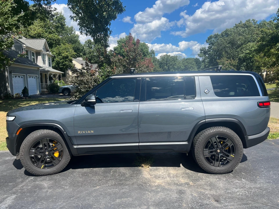 2023 Rivian R1S - Image 8 of 31