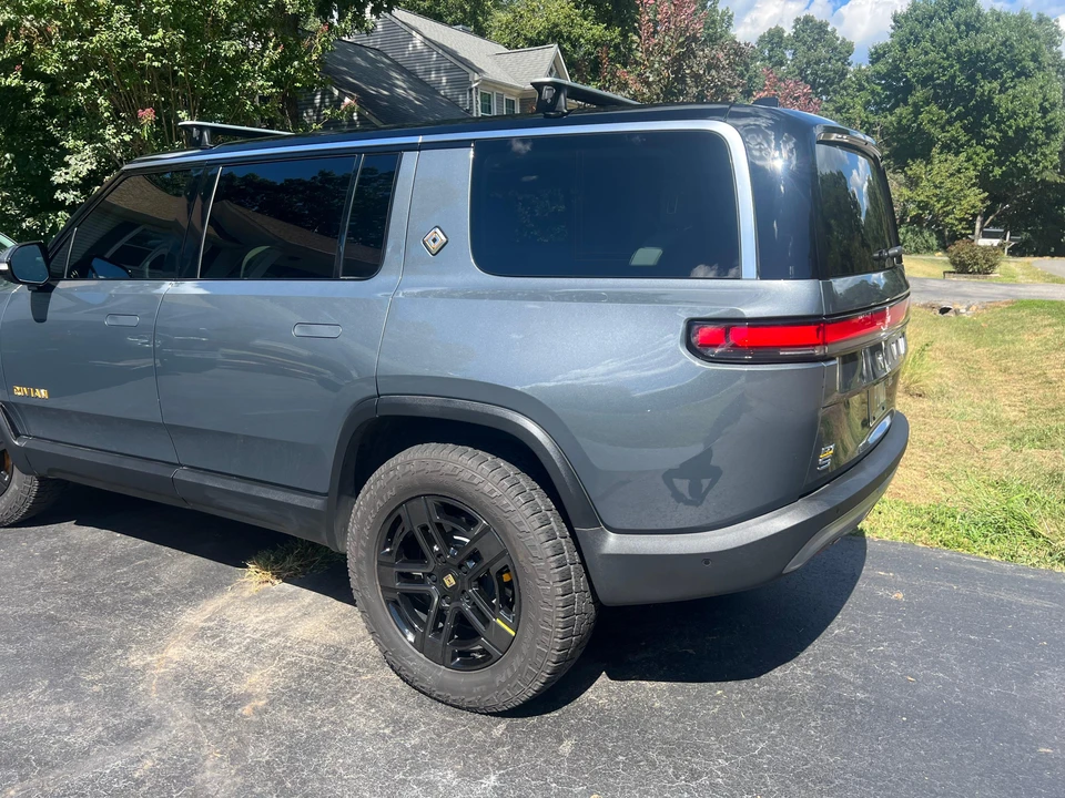 2023 Rivian R1S - Image 12 of 31