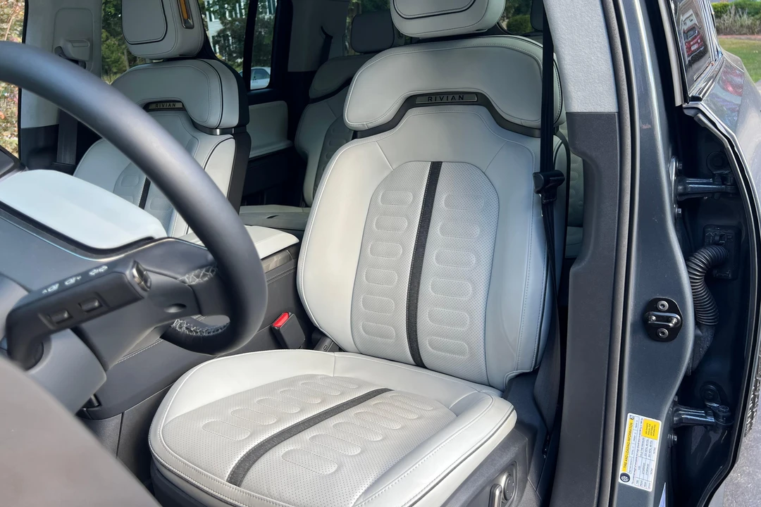 2023 Rivian R1S - Image 24 of 31