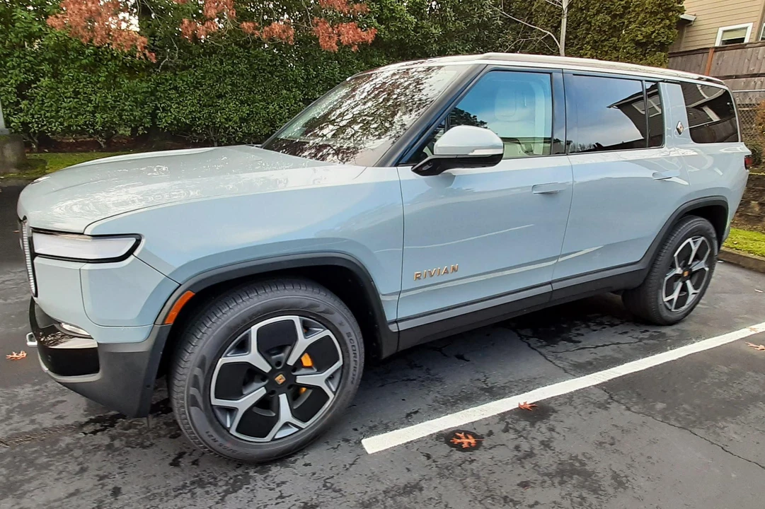 2023 Rivian R1S - Image 7 of 31