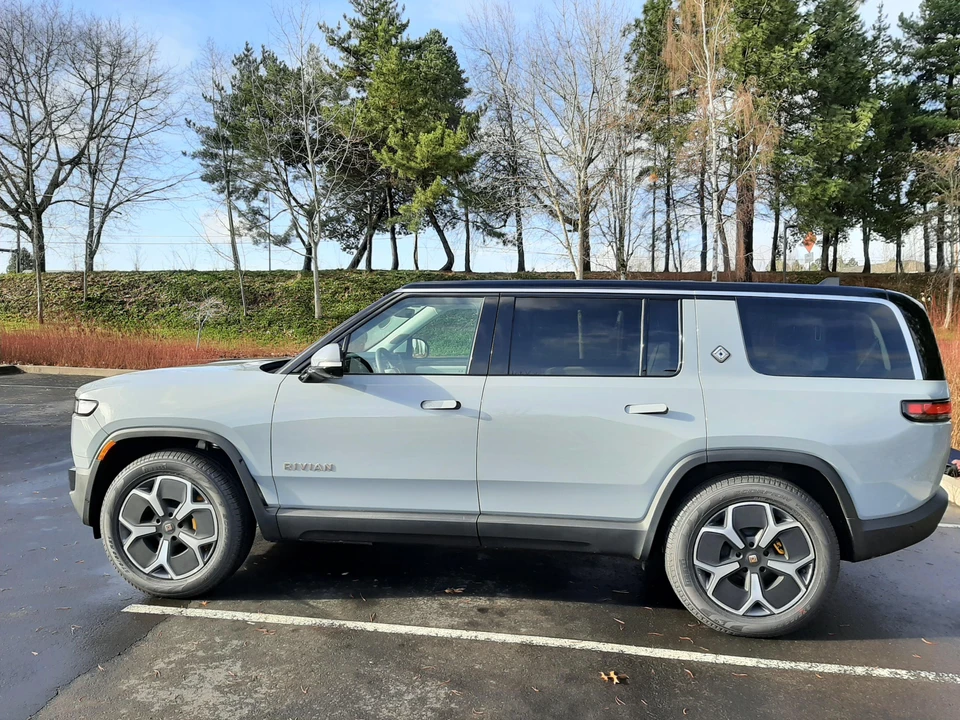 2023 Rivian R1S - Image 8 of 31