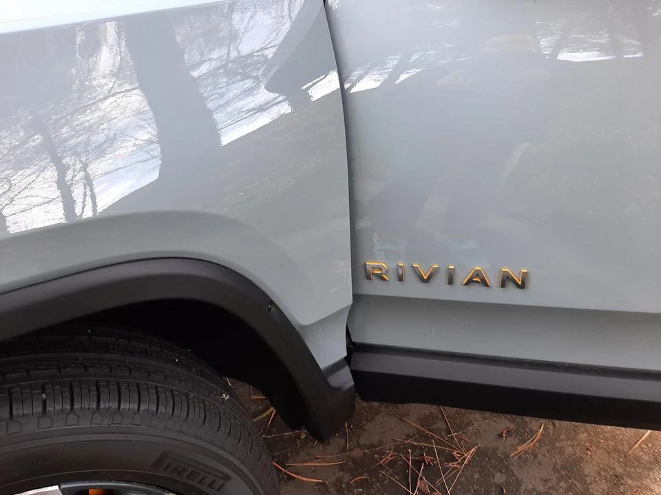 2023 Rivian R1S - Image 26 of 31