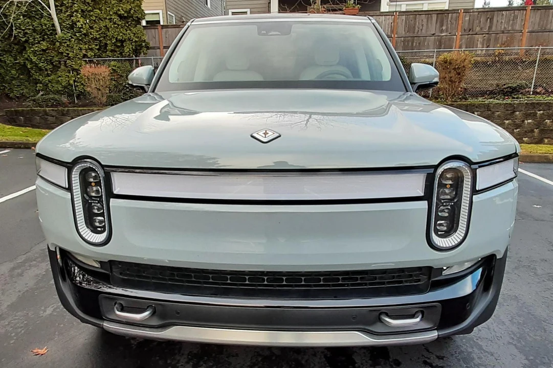 2023 Rivian R1S - Image 2 of 31