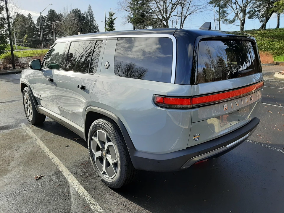 2023 Rivian R1S - Image 11 of 31
