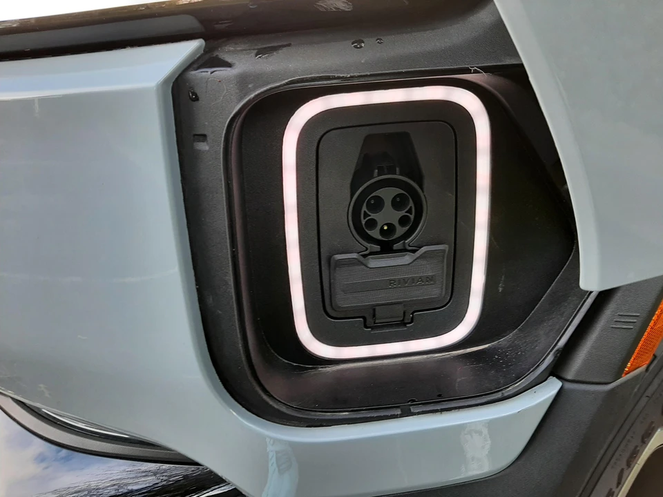 2023 Rivian R1S - Image 23 of 31