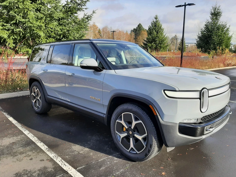 2023 Rivian R1S - Image 14 of 31