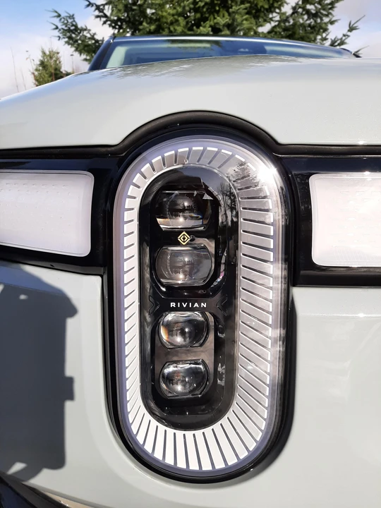 2023 Rivian R1S - Image 17 of 31
