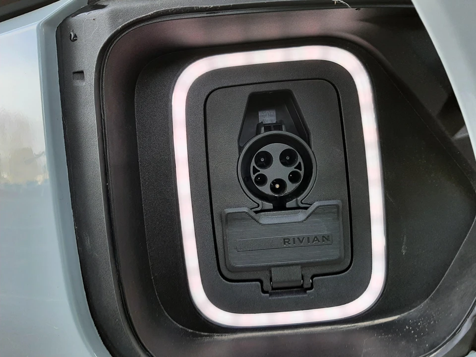 2023 Rivian R1S - Image 24 of 31