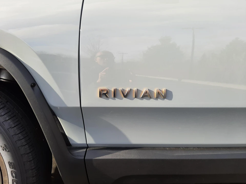 2023 Rivian R1S - Image 29 of 31