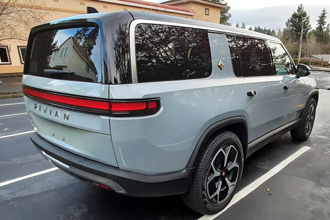 2023 Rivian R1S - Image 4 of 31