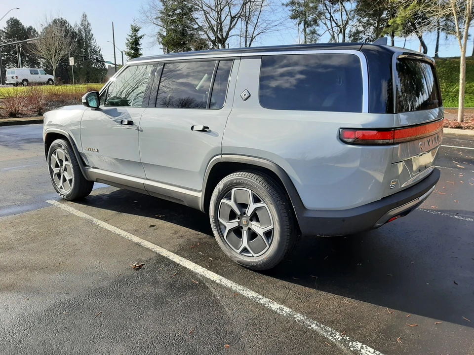 2023 Rivian R1S - Image 10 of 31