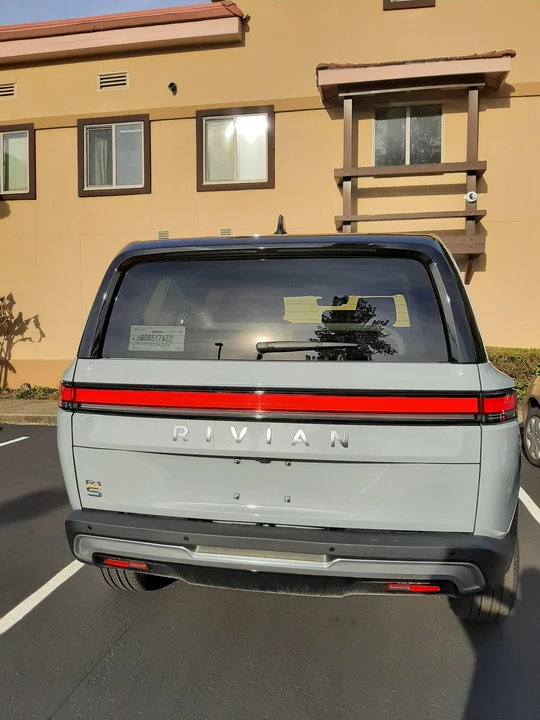 2023 Rivian R1S - Image 12 of 31