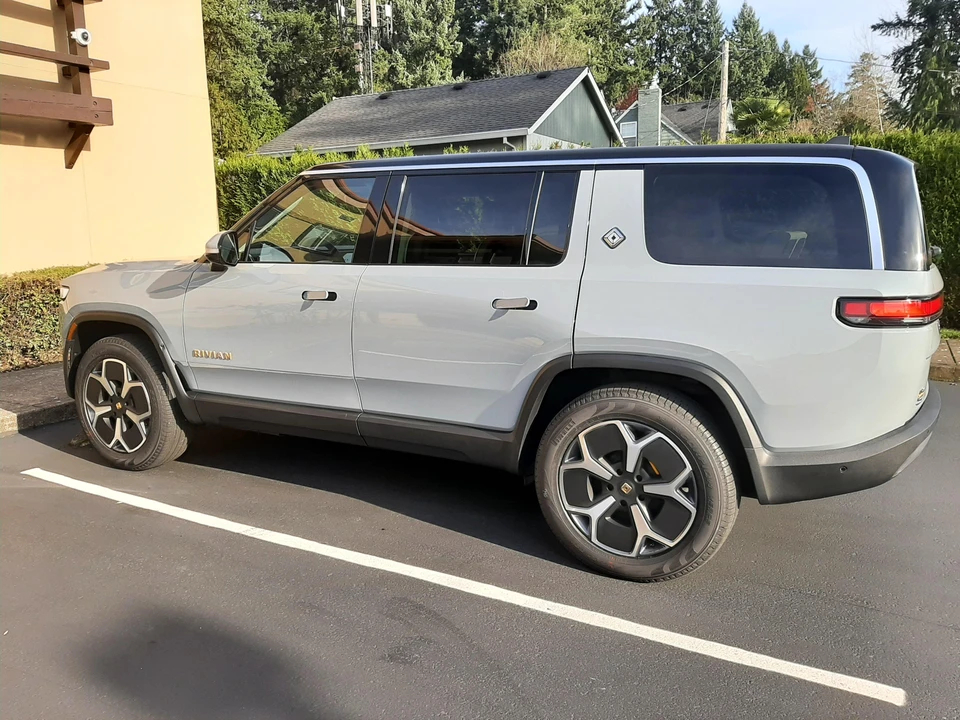 2023 Rivian R1S - Image 9 of 31