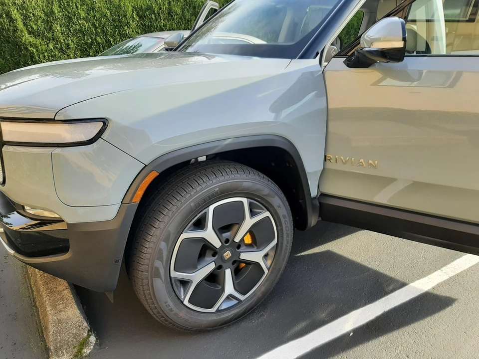 2023 Rivian R1S - Image 25 of 31