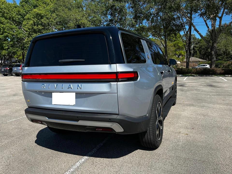 2023 Rivian R1S - Image 15 of 31