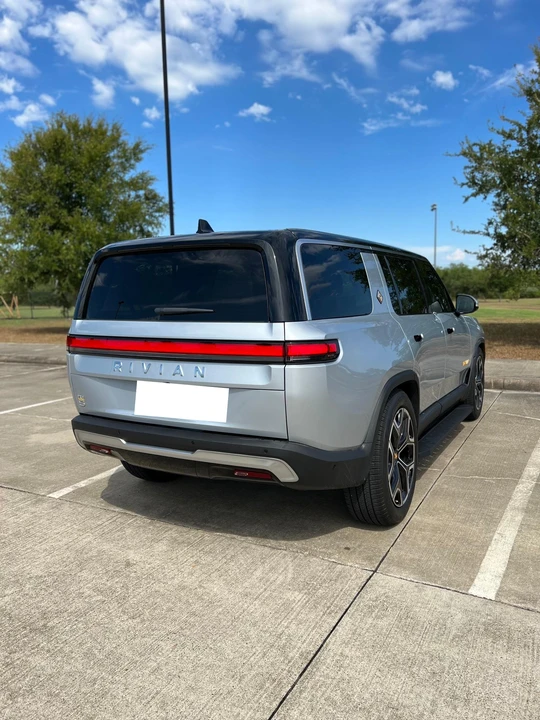 2023 Rivian R1S - Image 16 of 31